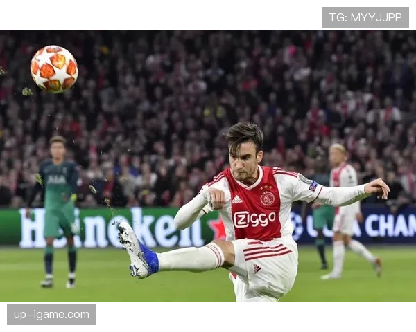 塔利亚菲科重返阿贾克斯，强势回归为球队注入新活力