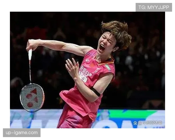 陈雨菲赛前啃鸡腿，教练在场边急得直跺脚